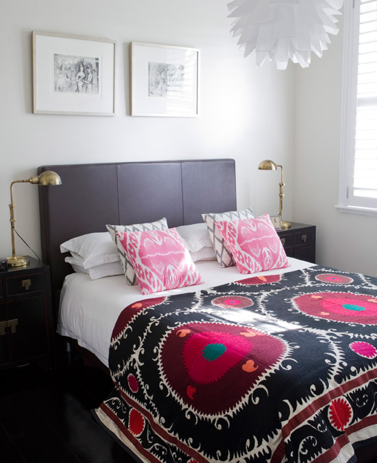 спалня с цветно спално бельо за декор